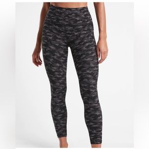 Athleta Salutation Stash Pocket 7/8 Tight